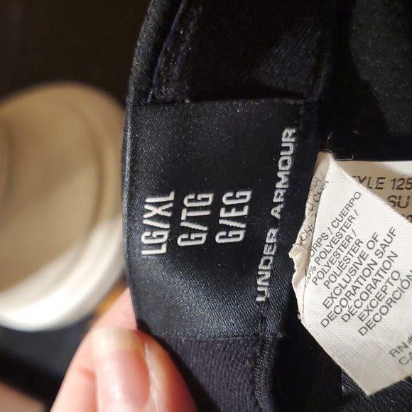 Mens black Under Armour baseball cap. - Picture 5 of 5